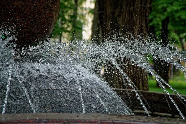 Granit çeşmeden su akışı.