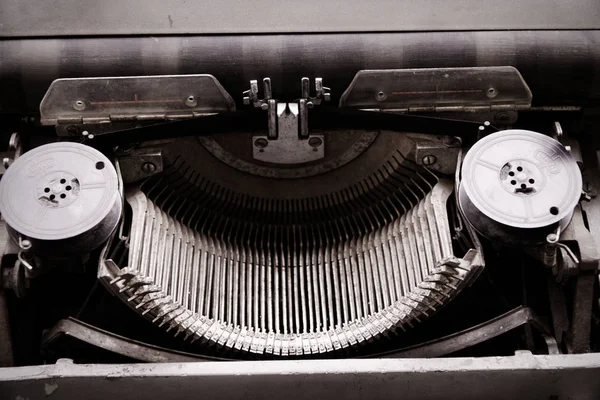 Старая пишущая машинка в антикварной фотографии с имитацией, гранж фото — стоковое фото