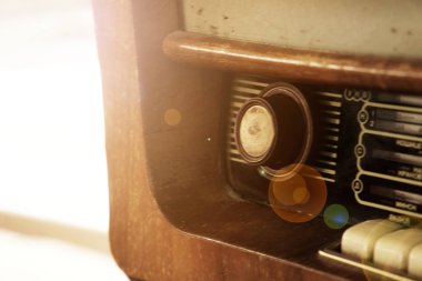 Ahşap kutu ve kumaş ön Vintage tarzı radyo
