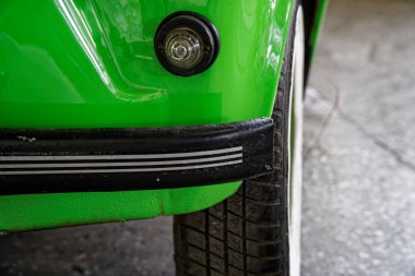 Klasik araba Vintage tekerlek, parlak araba gövdesi, seçici odak