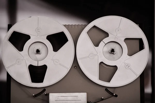 リールテープレコーダー、古い、ヴィンテージ、リールチューブテープレコーダーにポータブルリール. — ストック写真