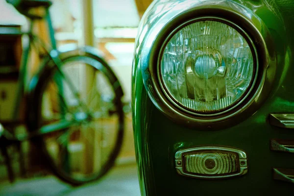 Headlight of antique old car, detail on the headlight of a vintage car. Selective focus — Stock Photo, Image