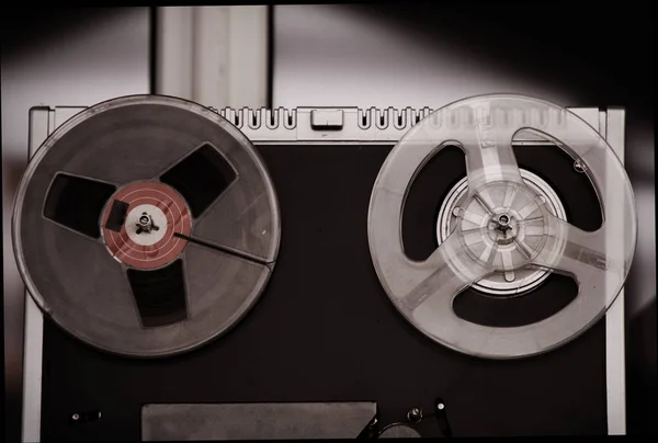 Grabadora de cinta de carrete, vieja, vintage, carrete portátil para carrete tubo grabadora de cinta . —  Fotos de Stock