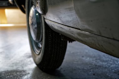 Klasik araba Vintage tekerlek, parlak araba gövdesi, seçici odak