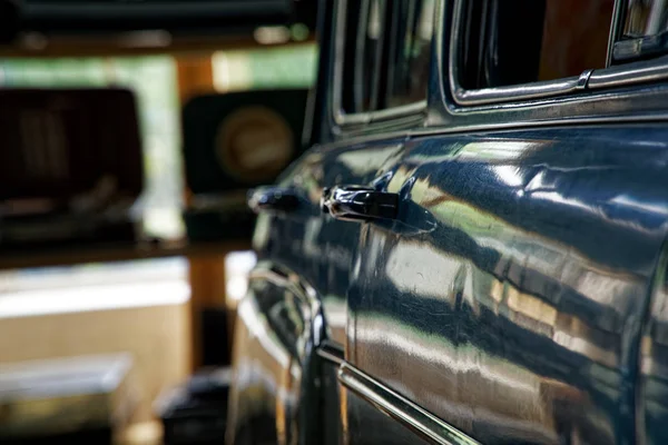 Polerad bil kropp med ljus reflektion, solig kanin på gammal veteranbil, Business konceptet — Stockfoto