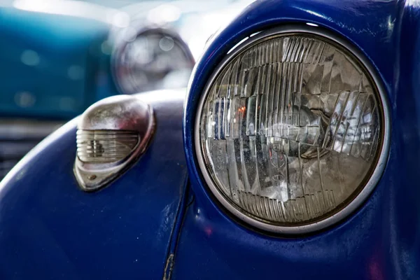 Phare de vieille voiture antique, détail sur le phare d'une voiture d'époque. Concentration sélective — Photo