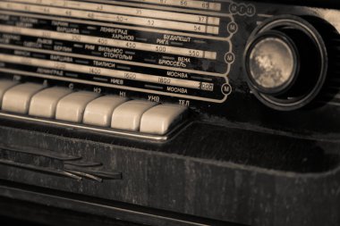Ahşap kutu ve kumaş ön Vintage tarzı radyo