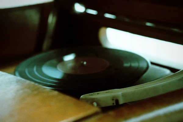 Giradiscos, viejo tocadiscos en un disco giratorio, vintage filtrado, enfoque selectivo —  Fotos de Stock