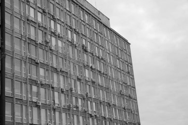 Vintage tarzda Açık Aircond Ünitesi ve Konut Pencereleri