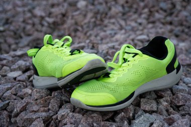 Parkta koşu ayakkabıları, yakın çekim ayakkabılar. Antrenmandan önce koşu ayakkabıları. Spor aktif yaşam tarzı kavramı. Web sitesi üstbilgi tasarımı için yatay fotoğraf afişi