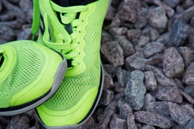 Parkta koşu ayakkabıları, yakın çekim ayakkabılar. Antrenmandan önce koşu ayakkabıları. Spor aktif yaşam tarzı kavramı. Web sitesi üstbilgi tasarımı için yatay fotoğraf afişi