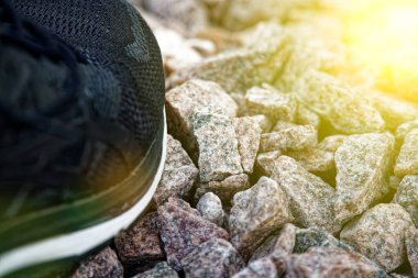 Antrenmandan önce koşu ayakkabıları. Parkta koşu ayakkabıları, yakın çekim ayakkabılar. Spor aktif açık yaşam tarzı kavramı. Web sitesi üstbilgi tasarımı için yatay fotoğraf afişi. Güneş Işın ışıkları