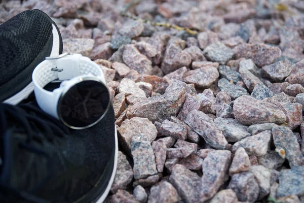 Reloj deportivo para crossfit y triatlón en las zapatillas de running. Reloj inteligente para el seguimiento de la actividad diaria y el entrenamiento de fuerza . —  Fotos de Stock