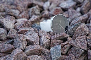 Granit çakıl üzerinde triatlon için spor izlemek. Günlük aktivite ve kuvvet eğitimini izlemek için akıllı saat. Güneş Işın ışıkları