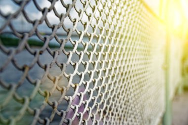 Arkası tel örgülü kafes, deniz konsepti.