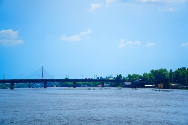 Yaz aylarında Dinyeper nehri üzerinde güzel bir görünüm, Kiev, Ukrayna