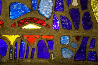 Renkli ışıklarla farklı parçalardan cam mozaik