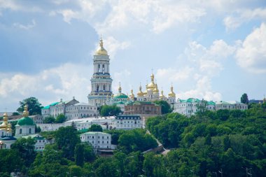 Kiev Pechersk Lavra manastır ve Anavatan Anıtı, Ukrayna ile Kiev şehir manzarası. Kiev Pechersk Lavra veya Mağaralar Kiev Manastırı.