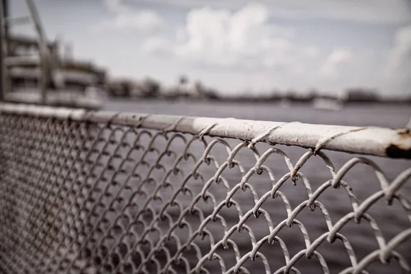 Mesh φράχτη κλουβί με σύρμα πίσω, θαλάσσια έννοια — Φωτογραφία Αρχείου