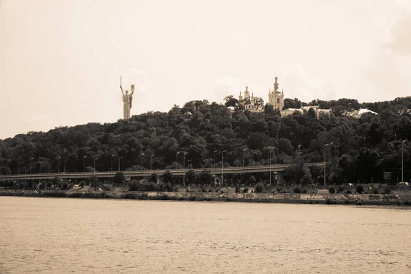 Киевский городской пейзаж с памятником Родине, Украина, вид с реки Днепр — стоковое фото