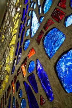 Renkli ışıklarla farklı parçalardan cam mozaik