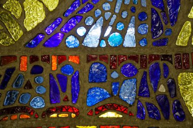 Renkli ışıklarla farklı parçalardan cam mozaik