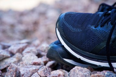 Antrenmandan önce koşu ayakkabıları. Parkta koşu ayakkabıları, yakın çekim ayakkabılar. Spor aktif açık yaşam tarzı kavramı. Web sitesi üstbilgi tasarımı için yatay fotoğraf afişi