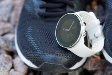 Koşu ayakkabıları üzerinde crossfit ve triatlon için spor izlemek. Günlük aktivite ve kuvvet eğitimini izlemek için akıllı saat.