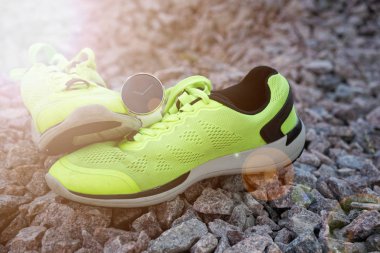 Sarı koşu ayakkabıları crossfit ve triatlon için spor izlemek. Günlük aktivite ve kuvvet eğitimini izlemek için akıllı saat. Güneş Işın ışıkları