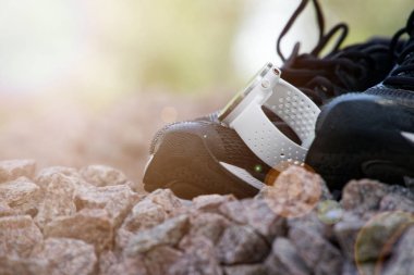 Koşu ayakkabıları üzerinde crossfit ve triatlon için spor izlemek. Günlük aktivite ve kuvvet eğitimini izlemek için akıllı saat. Güneş Işın ışıkları.