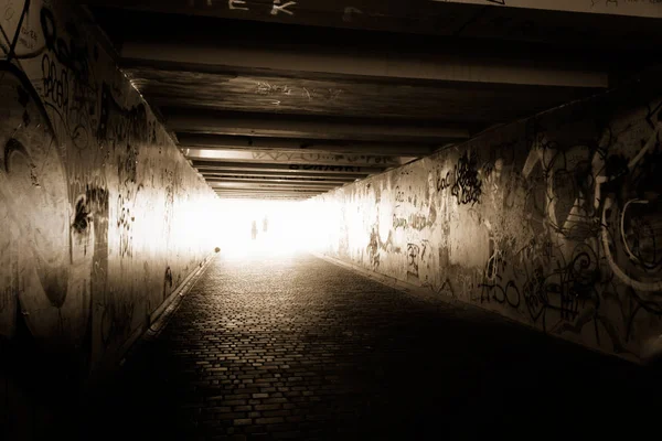Voetgangers kruising tunnel, donkere en lange ondergrondse passage met licht — Stockfoto