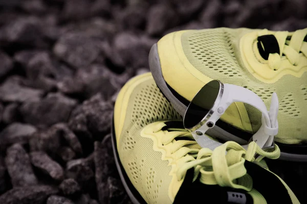 Αθλητικό ρολόι για διασταύρωση και τρίαθλο στα κίτρινα παπούτσια για τρέξιμο. Έξυπνο ρολόι για την παρακολούθηση της καθημερινής δραστηριότητας και της ενδυνάμωσης. — Φωτογραφία Αρχείου