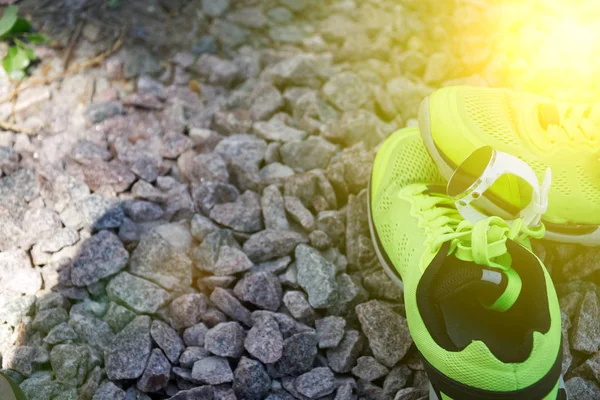 Sarı koşu ayakkabıları crossfit ve triatlon için spor izlemek. Günlük aktivite ve kuvvet eğitimini izlemek için akıllı saat. Güneş Işın ışıkları