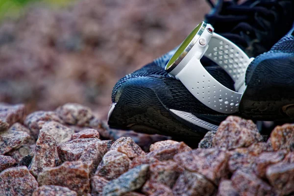 Reloj deportivo para crossfit y triatlón en las zapatillas de running. Reloj inteligente para el seguimiento de la actividad diaria y el entrenamiento de fuerza . —  Fotos de Stock
