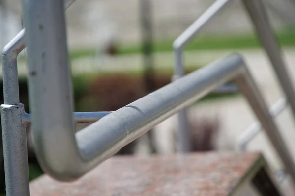 Metalen leuningen op het oversteken van de weg, close-up, schaduwen — Stockfoto