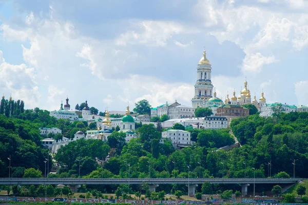 Kiev stadsbilden med med Kiev Pechersk Lavra kloster och Motherland monument, Ukraina. Kiev Pechersk Lavra eller Kiev kloster av grottorna. Stockbild