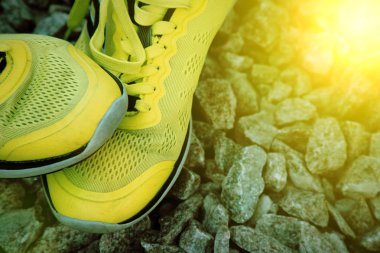 Parkta koşu ayakkabıları, yakın çekim ayakkabılar. Antrenmandan önce koşu ayakkabıları. Spor aktif yaşam tarzı kavramı. Web sitesi üstbilgi tasarımı için yatay fotoğraf afişi. Güneş Işın ışıkları