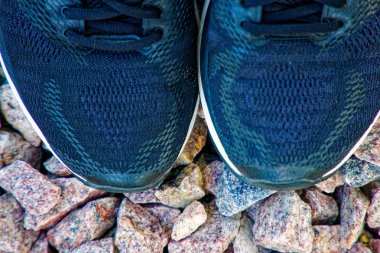 Antrenmandan önce koşu ayakkabıları. Parkta koşu ayakkabıları, yakın çekim ayakkabılar. Spor aktif açık yaşam tarzı kavramı. Web sitesi üstbilgi tasarımı için yatay fotoğraf afişi