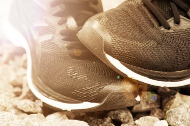 Antrenmandan önce koşu ayakkabıları. Parkta koşu ayakkabıları, yakın çekim ayakkabılar. Spor aktif açık yaşam tarzı kavramı. Web sitesi üstbilgi tasarımı için yatay fotoğraf afişi. Güneş Işın ışıkları