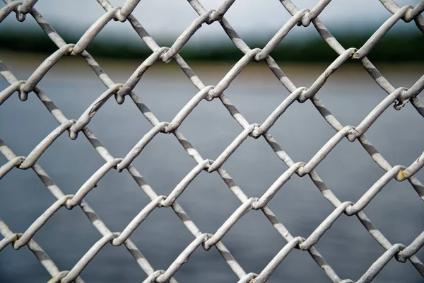 Сітчаста клітка паркану з дротом позаду, морська концепція Ліцензійні Стокові Фото