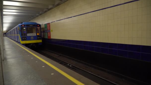 Поезд идет от станции метро — стоковое видео