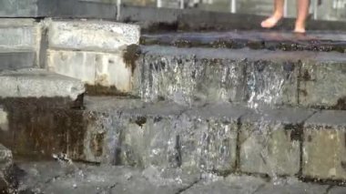 Yalınayak bacaklar çeşme su jetleri ile oynamak. Şehirde insanlar çeşmelerde su ile oynamak, mutlu ve kaygısız, çocukluk özgürlük ve mutluluk kavramı, yaz ve turistik şehirlerde başlayan.