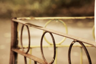 Hasarlı çelik daireler ile paslı demir çit.