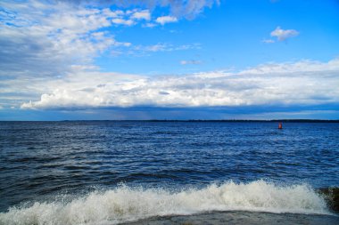 Kiev deniz rezervuar, su yansıması, köpük ve güneş ışını üzerinde yükselen dalga