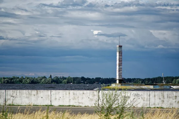 Faro o faro viejo bajo nubes de tormenta — Foto de Stock