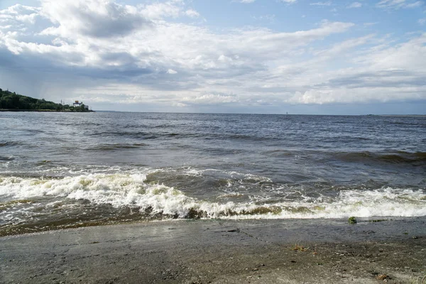 Vlna na rezervoáru na kyjevském moři, odraz vody, pěnu a sluneční paprsek — Stock fotografie