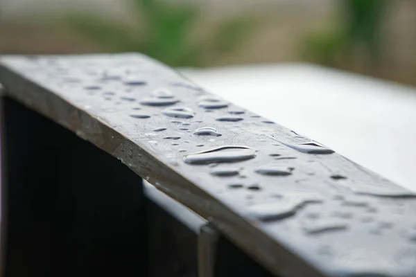 Gotas de água na superfície de madeira cadeira corrimão — Fotografia de Stock