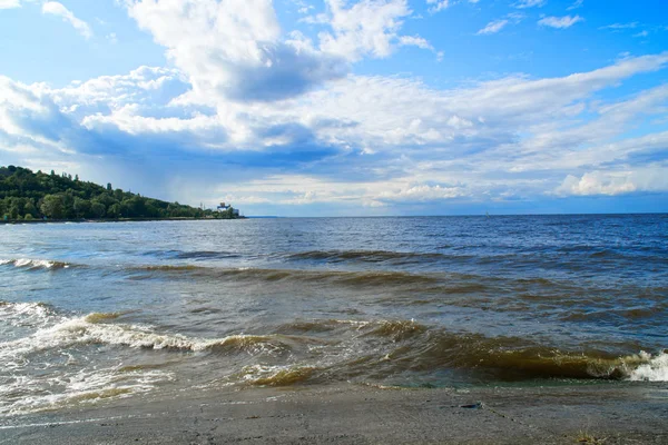 Gelombang surging di waduk laut Kyiv, refleksi air, busa dan sinar matahari Stok Foto