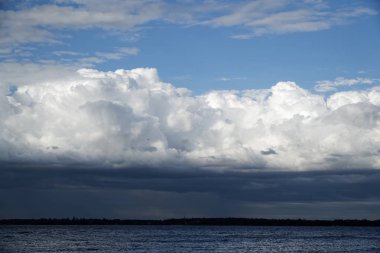 Fırtına bulutu ve deniz feneri. Dramatik cloudscape doku. Yağmurdan önce karanlık şiddetli fırtına bulutları. Bulutlu yağmurlu kötü hava. Fırtına uyarısı. Kümülonimbus doğal mavi arka plan