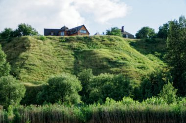 Vadide ahşap yazlık, rahat ev, bulutlu hava